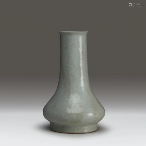 A Chinese guan-type glazed vase, Qing dynast…