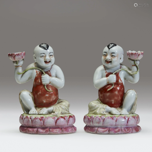 A pair of Chinese famille rose-decorated fig…