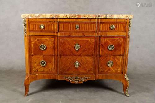 Commode de Style Transition Louis XV Louis XVI.