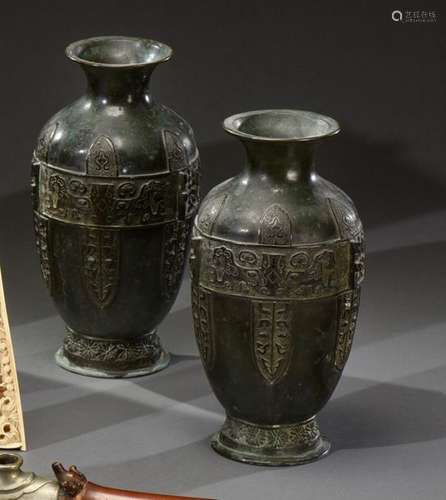 CHINE Début du XIXe siècle Paire de vases de forme…