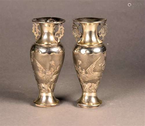 CHINE XIXe siècle Paire de vases balustre à deux a…