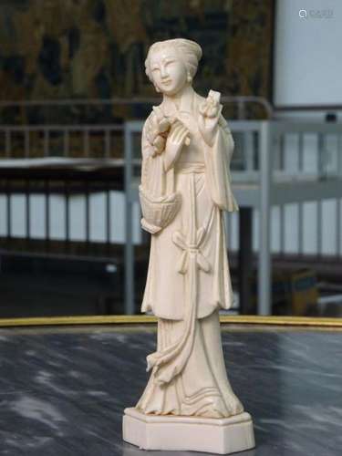 CHINE Vers 1900 Guanyin, sujet en ivoire sculpté H…