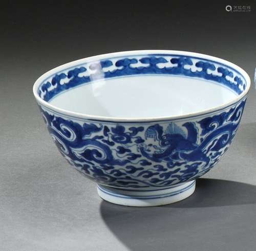 CHINE Vers 1800 Grand bol en porcelaine à décor bl…