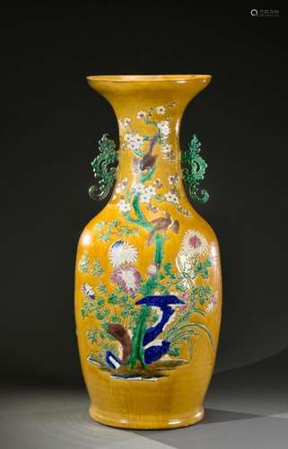 CHINE XIXe siècle Très grand vase en porcelaine, à…