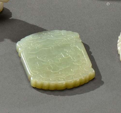 CHINE Vers 1900 Amulette en jade celadonné, représ…