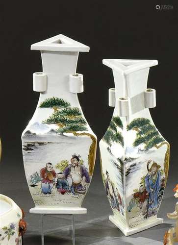 CHINE Fin du XIXe siècle Paire de vases balustres …