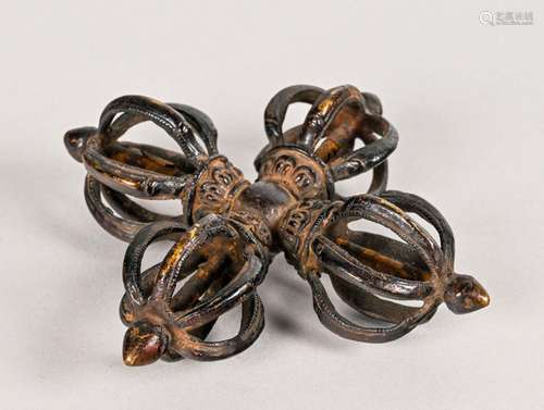 TIBET Vers 1900 Double vajra en bronze Dimensions:…