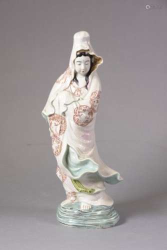 JAPON XXe siècle Kwanin, sujet en porcelaine polyc…