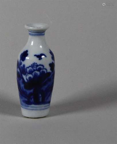 CHINE Vers 1900 Petit vase fuseau en porcelaine à …