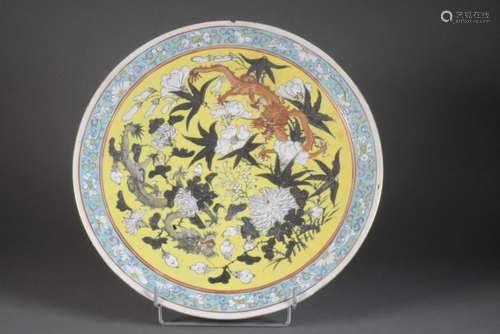 CHINE Vers 1900 Grand plat en porcelaine, à décor …