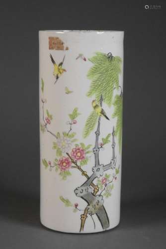 CHINE XXe siècle Vase rouleau en porcelaine, à déc…