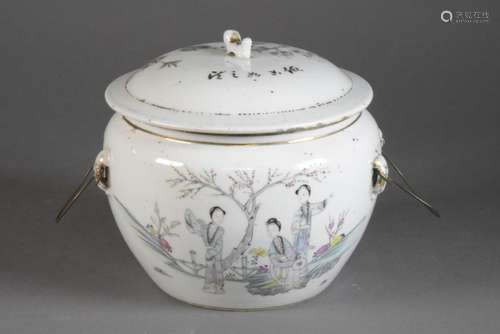 CHINE Vers 1900 Pot couvert en porcelaine, à décor…