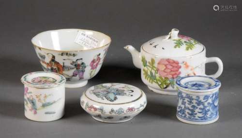 CHINE Vers 1900 Réunion de pièces en porcelaine, c…