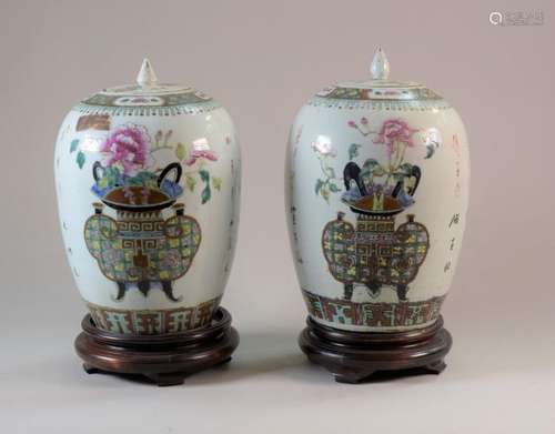 CHINE Vers 1900 Paire de pots couverts en porcelai…