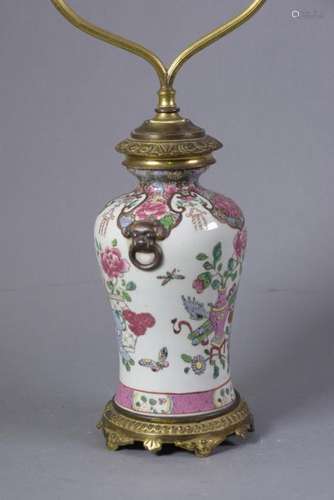 CHINE XIXe siècle Petit vase en porcelaine de form…