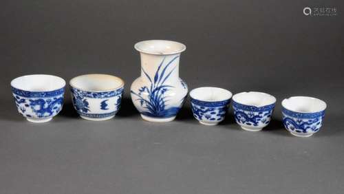 CHINE XXe siècle Lot en porcelaine à décor blanc b…