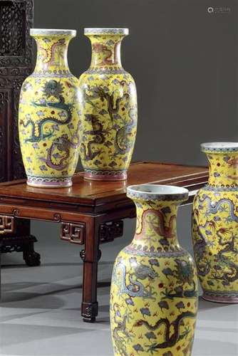 CHINE XXe siècle Quatre grands vases balustres en …