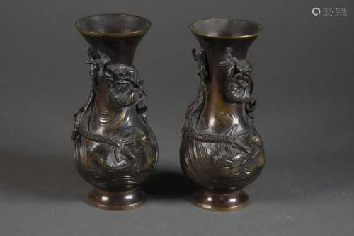 JAPON XIXe siècle Paire de petits vases en bronze …