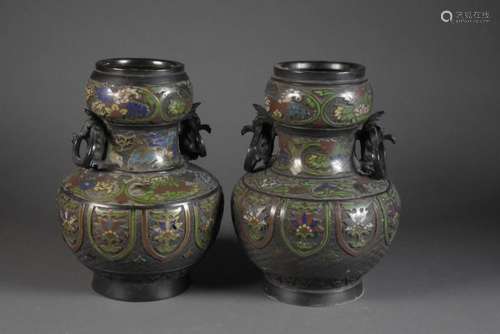 JAPON, Kyoto Fin du XIXe siècle Paire de vases en …