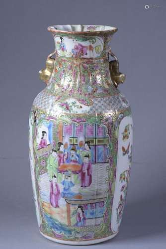 CHINE, Canton XIXe siècle Vase en porcelaine, le c…