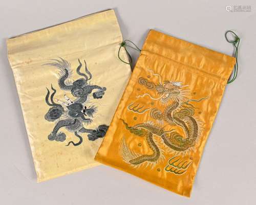 CHINE XIXe siècle Lot de deux pochettes en soie ja…