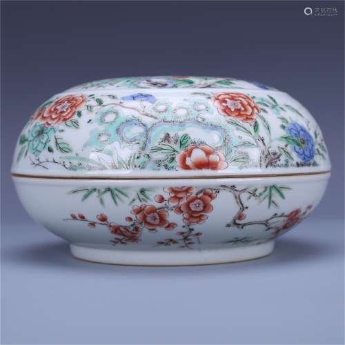 A Chinese Wu-Cai Glazed Porcelain Box with Cover