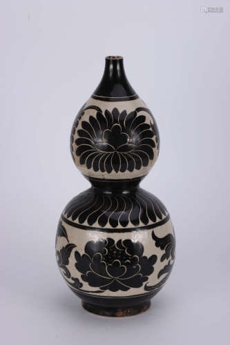 A Chinese Jizhou Kiln Floral Porcelain Gourd-shaped Vase
