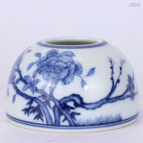 A Chinese Blue and White Floral Porcelain Water Pot