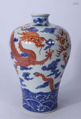 A Chinese Blue and White Alum Red Dragon Pattern Porcelain Vase