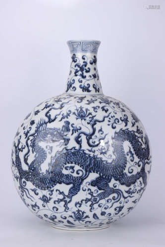 A Chinese Blue and White Floral Porcelain Oblate Vase