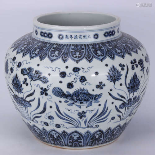A Chinese Blue and White Fish and algae grain Porcelain Jar