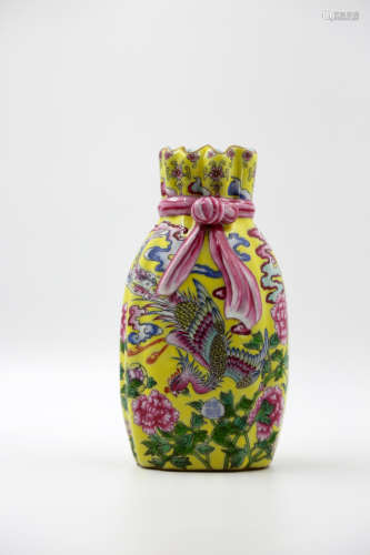 Chinese Qing Dynasty Qianlong Period Enamel Colored Porcelain Bottle