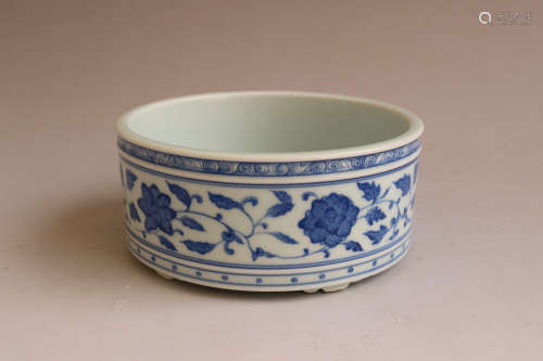 Chinese Qing Dynasty Yongzheng Period Blue And White Porcelain Brush Wash