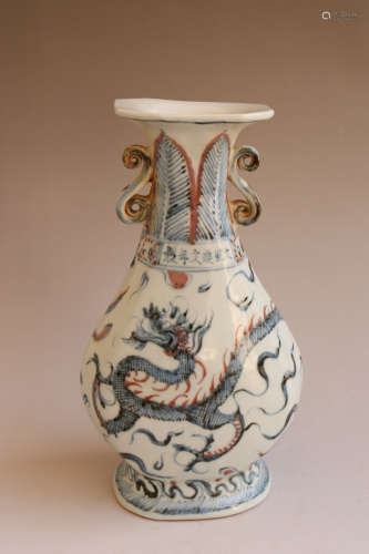 Chinese Ming Dynasty Blue And White Dragon Pattern Porcelain Bottle