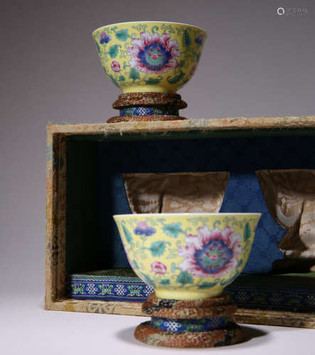 A PAIR OF CHINESE PORCELAIN FAMILLE ROSE BOWLS IN BOX