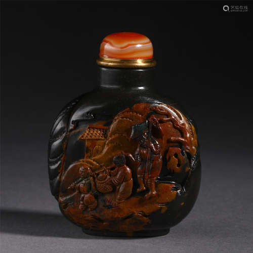 CHINESE AGATE CARVED FIGURE AND STORY SNUFF BOTTLE