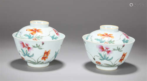A PAIR OF CHINESE PORCELAIN FAMILLE ROSE LIDDED BOWLS