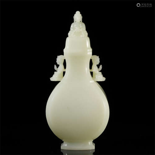 A FINELY CHINESE JADE CARVED DOUBLE HANDLE VASE