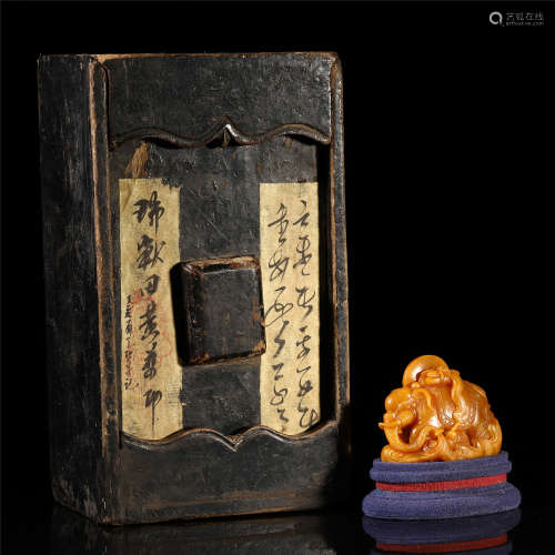 CHINESE TIANHUANG STONE CARVED SEAL AND MACHING BOX
