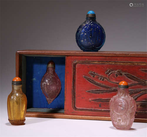 A SET OF CHINESE PEKING GLASS CARVED SNUFF BOTTLE IN BOX