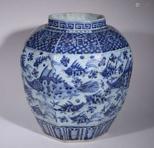 A LARGE CHINESE BLUE AND WHITE PORCLEAIN JAR