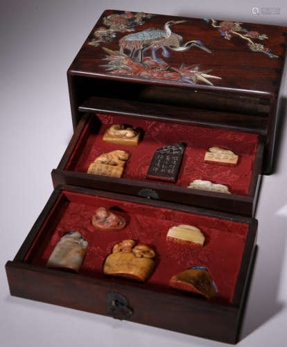 A SET OF CHINESE SOAP STOUE CARVED SEAL IN BOX CASE