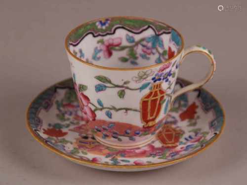 Tasse mit Untertasse Minton - Bodenmarke English Porcelain Minton, polychrom bemalt, üppiges