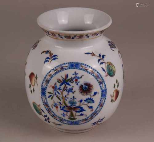 Vase - Porzellan glasiert, polychromes Zwiebelmuster, Goldstaffage, H.ca.16cm.