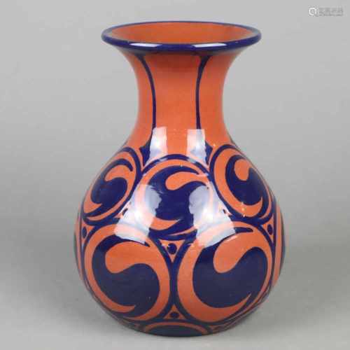 Vase - Majolika Werkstatt Cadinen, rotbrauner Ton, glasiert, umlaufend Ornamentdekor in