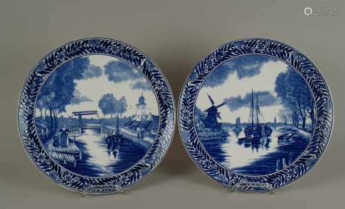 Paar Wandteller - Delft, verschiedene Szenen am Fluss, typischer blau-weißer Dekor, D ca. 28,5 cm