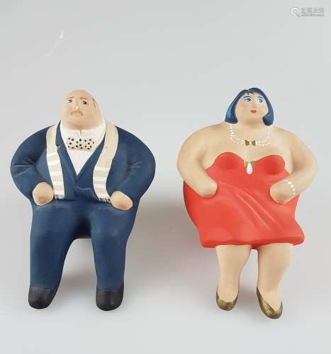 Keramikfiguren - Korpulente Dame & Herr sitzend, polychrom bemalt, Nase bei der männlichen Figur
