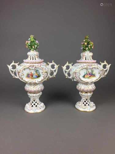 Paar Potpourri-Vasen - Porzellan, weiß glasiert, mehrfach profilierter hochschultriger Korpus auf