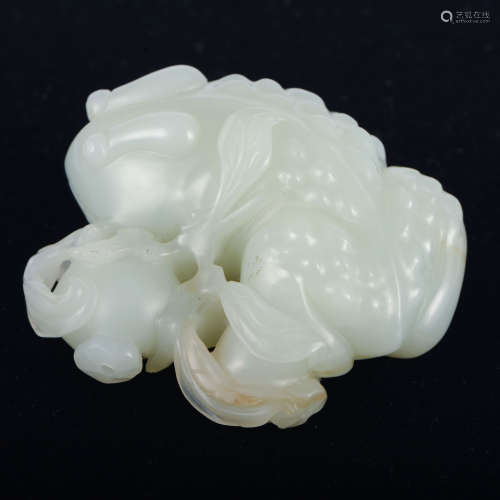 A CHINESE JADE TOAD ORNAMENT