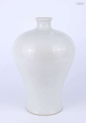 A CHINESE WHITE GLAZED PORCELAIN VASE…